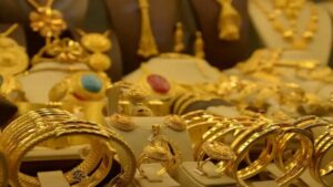 Gold Price Today : सोने चांदीच्या दरात घसरण सोनं 5700 रुपयांनी स्वस्त जाणून घ्या