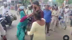 Viral Video: गर्लफ्रेंडसोबत रोमान्स करताना बायकोनं पकडलं; झिपऱ्या धरून नवऱ्याच्या प्रेयसीला भररस्त्यात लय चोपलं
